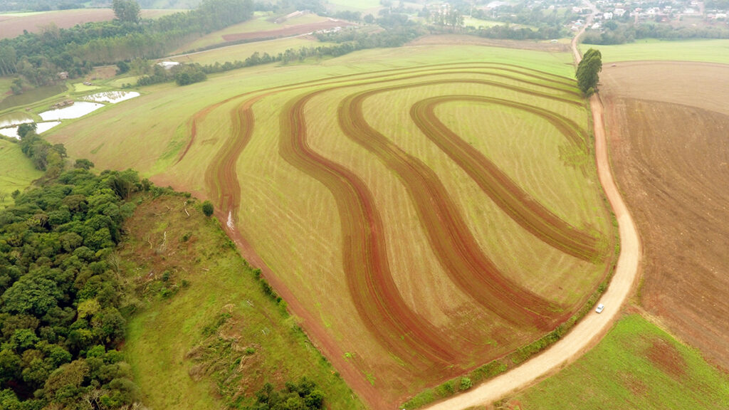 Terraços ajudam a controlar a erosão em área de grande declive nas lavouras e cultivos